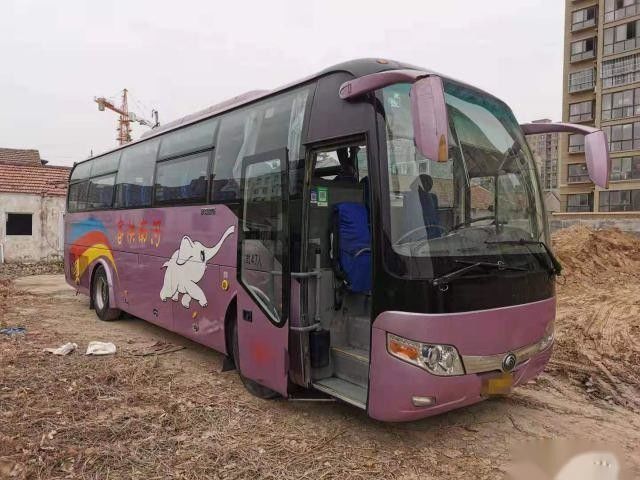 Yutong ZK6107 حافلة سياحية مستعملة لهيكل فولاذي أفريقي 47 مقعدًا مقودًا يسارًا يورو III حالة جيدة كيلومترات منخفضة