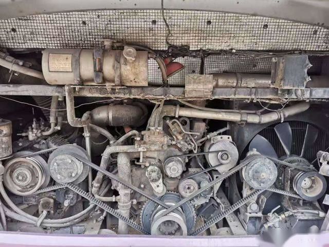 Yutong ZK6107 حافلة سياحية مستعملة لهيكل فولاذي أفريقي 47 مقعدًا مقودًا يسارًا يورو III حالة جيدة كيلومترات منخفضة