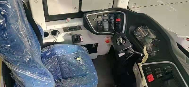 العلامة التجارية الجديدة Yutong Bus ZK6122H9 مع 55 مقعدًا باللون الأبيض في المحرك الخلفي الترويجي