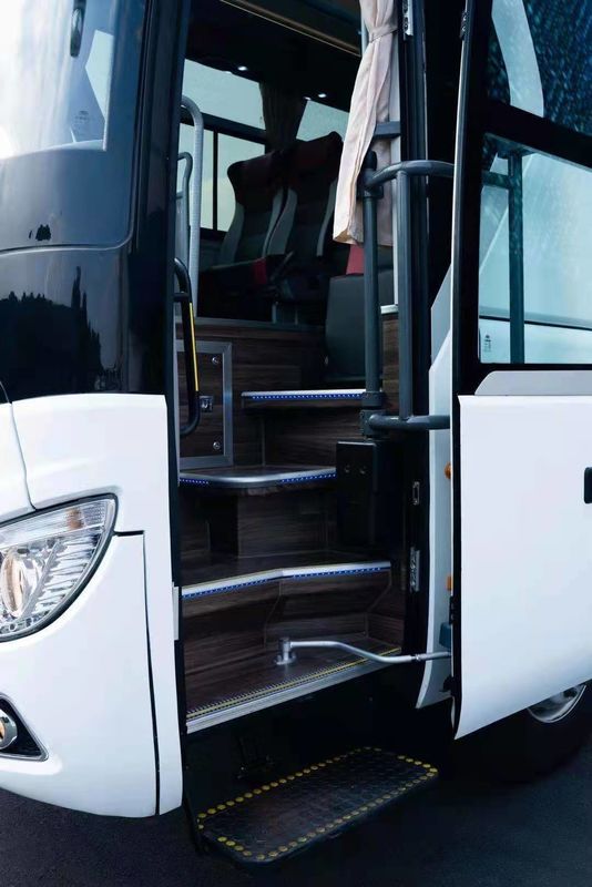 العلامة التجارية الجديدة Yutong Bus ZK6126 ذات المحور المزدوج مع 58 مقعدًا باللون الأبيض في المحرك الخلفي الترويجي