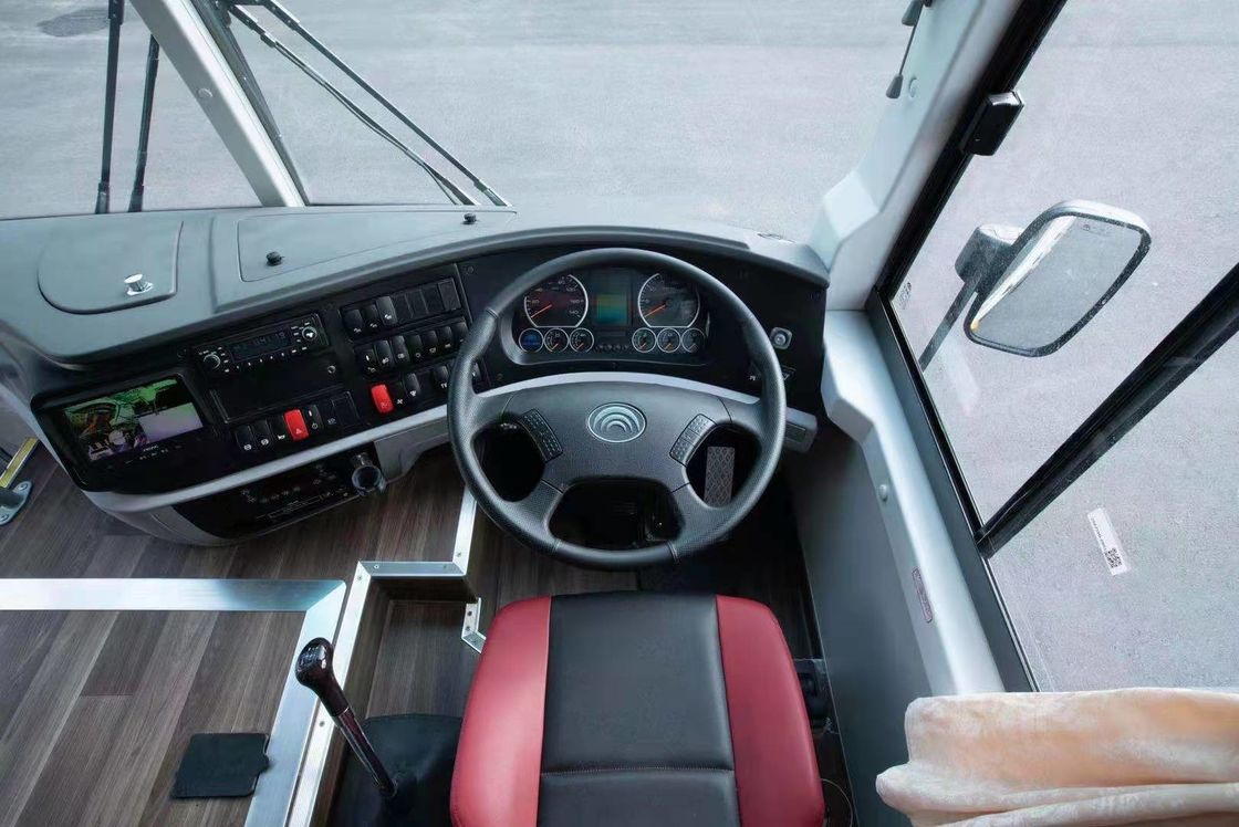 العلامة التجارية الجديدة Yutong Bus ZK6126 ذات المحور المزدوج مع 58 مقعدًا باللون الأبيض في المحرك الخلفي الترويجي