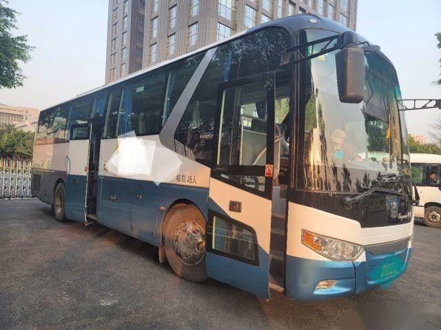 تستخدم zhongtong bus LCK6119 48 مقعدًا خلفي محرك Yuchai وسادة هوائية هيكل أبواب مزدوجة تعبئة عارية محرك اليد اليسرى