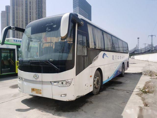 XMQ6119 حافلات Kinglong مستعملة 56 مقعدًا 2 + 3 تخطيط مستعمل للحافلة السياحية محرك خلفي أبواب مزدوجة هيكل وسادة هوائية لمحرك اليد اليسرى