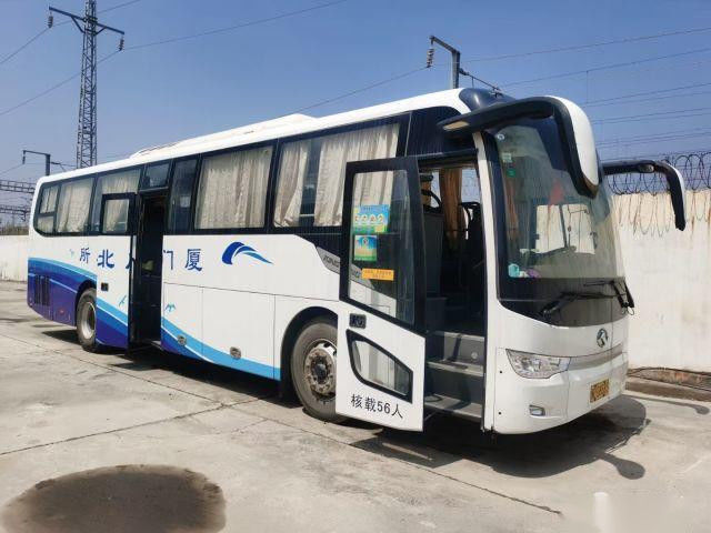 XMQ6119 حافلات Kinglong مستعملة 56 مقعدًا 2 + 3 تخطيط مستعمل للحافلة السياحية محرك خلفي أبواب مزدوجة هيكل وسادة هوائية لمحرك اليد اليسرى