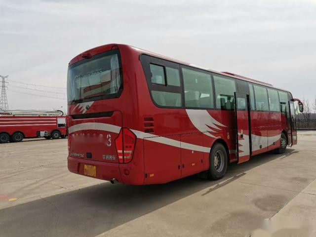 ZK6122 مستعملة حافلة Yutong ماركة 55 مقعدًا 2017 منخفض الكيلومتر الخلفي محرك الهيكل الصلب مقاعد VIP