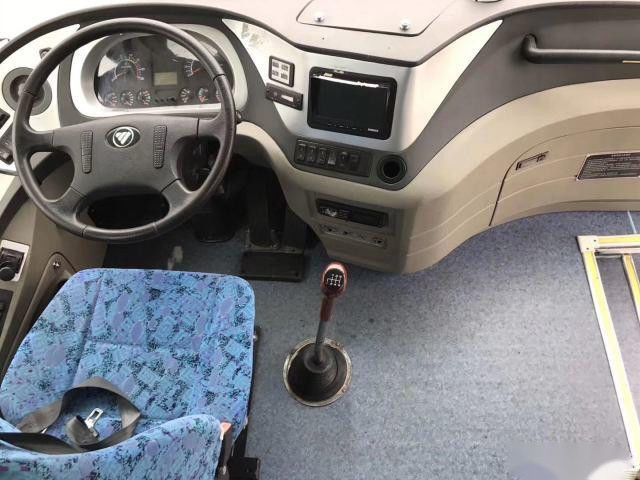 BJ6113 حافلة سياحية مستعملة FOTON ماركة 51 مقعدًا باب واحد منخفض كيلومتر Euro IV محرك اليد اليسرى