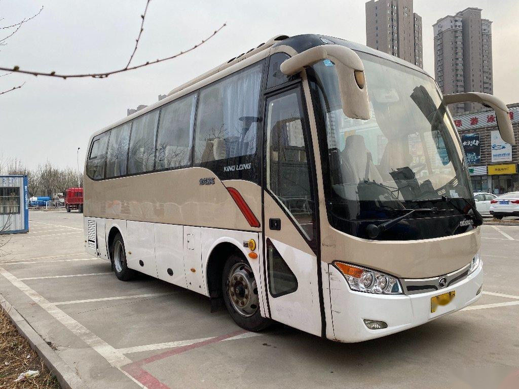 تستخدم Kinglong Bus Model XMQ6802 32 مقعدًا من الصلب الشاسيه المقود الأيسر حافلة سياحية مستعملة