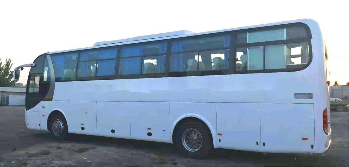 تستخدم Yutong Bus ZK6110 51 مقعدًا تستخدم الحافلة السياحية الهيكل الصلب للأبواب المزدوجة ذات التوجيه الأيسر