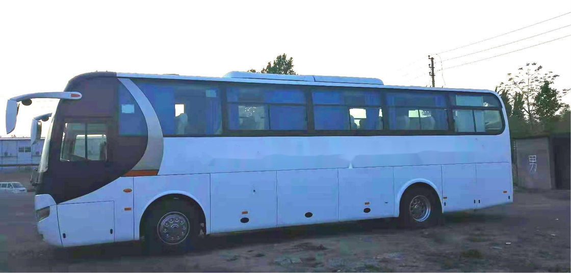 تستخدم Yutong Bus ZK6110 51 مقعدًا تستخدم الحافلة السياحية الهيكل الصلب للأبواب المزدوجة ذات التوجيه الأيسر