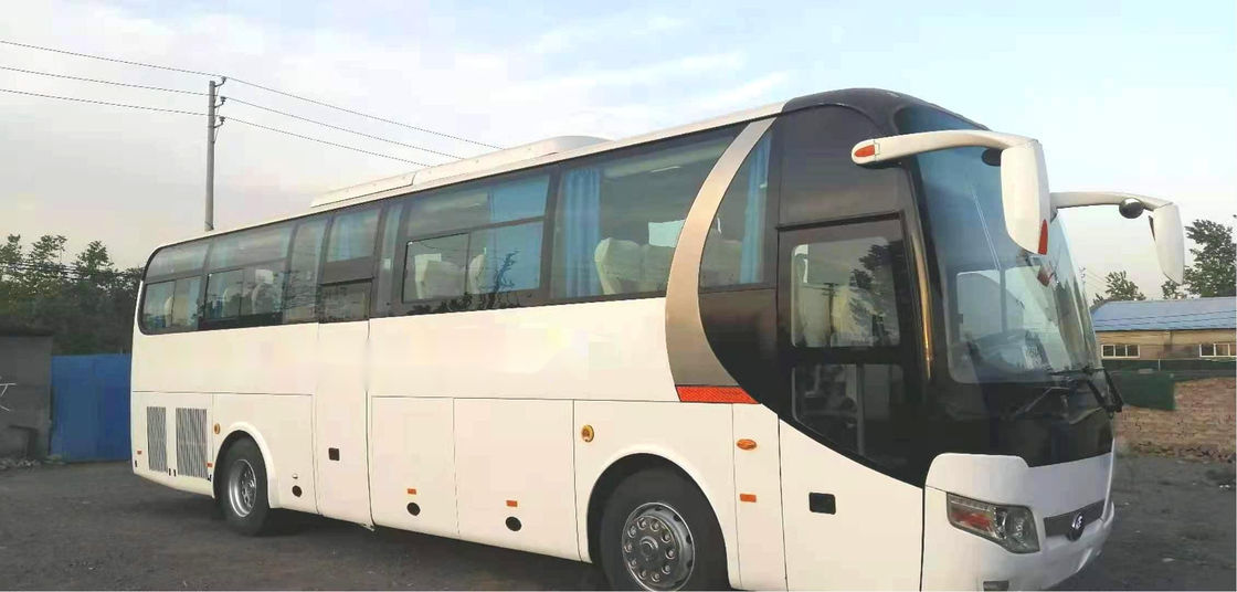 تستخدم Yutong Bus ZK6110 51 مقعدًا تستخدم الحافلة السياحية الهيكل الصلب للأبواب المزدوجة ذات التوجيه الأيسر