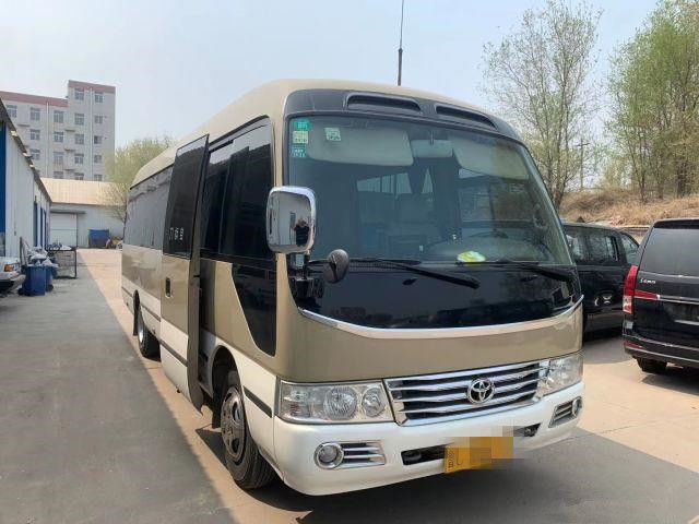 20 مقعدًا تستخدم حافلة Coaster Bus حافلة صغيرة Toyota Coaster Bus مع محرك بنزين 2TR لعام 2007 لتوجيه اليد اليسرى