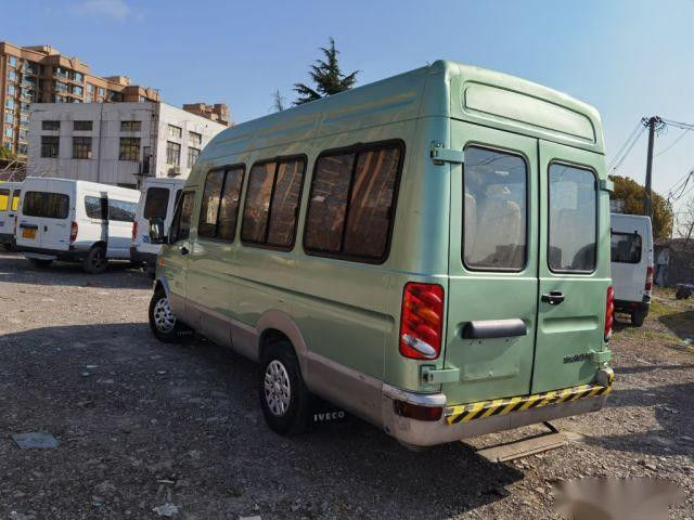 حافلة صغيرة مستعملة 17 مقعدًا ماركة IVECO 2.8T محرك ديزل بوابة كهربائية Euro III