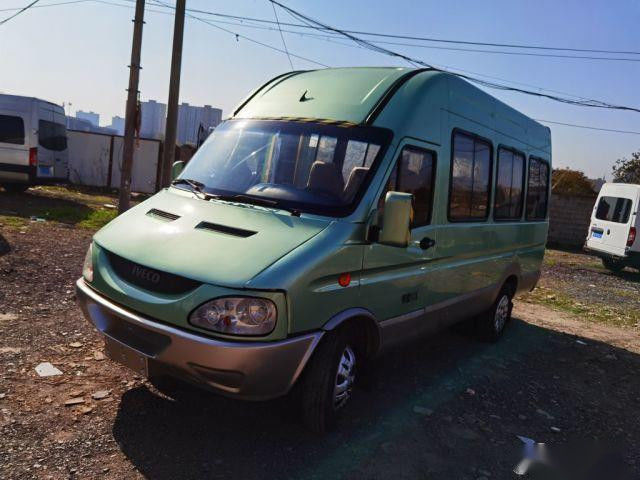 حافلة صغيرة مستعملة 17 مقعدًا ماركة IVECO 2.8T محرك ديزل بوابة كهربائية Euro III