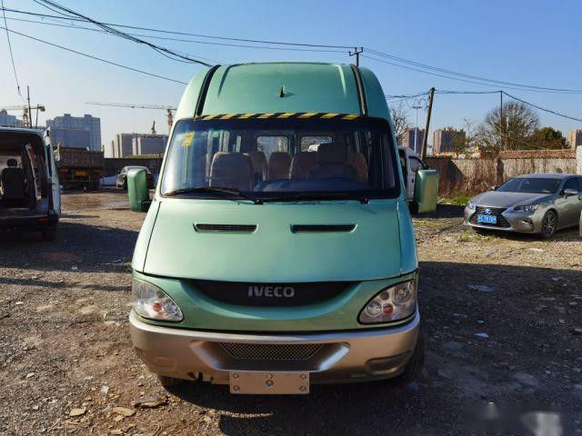حافلة صغيرة مستعملة 17 مقعدًا ماركة IVECO 2.8T محرك ديزل بوابة كهربائية Euro III
