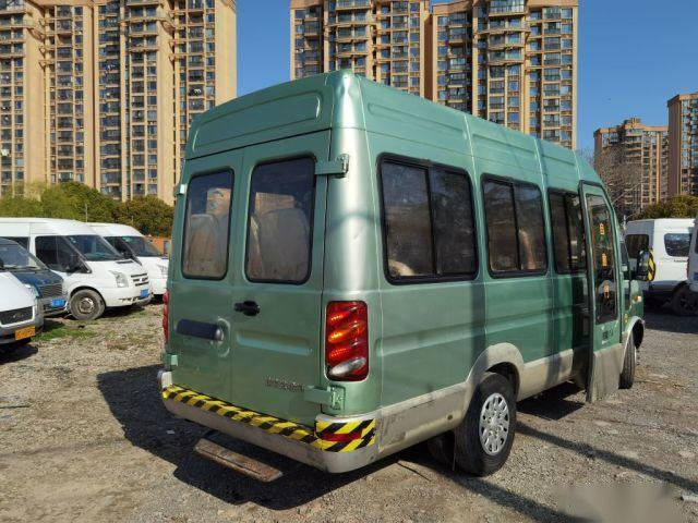 حافلة صغيرة مستعملة 17 مقعدًا ماركة IVECO 2.8T محرك ديزل بوابة كهربائية Euro III