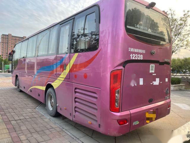 تستخدم الحافلة السياحية موديل XMQ6113 51 مقعدًا من الصلب الشاسيه Yuchai Engine Euro IV 270kw