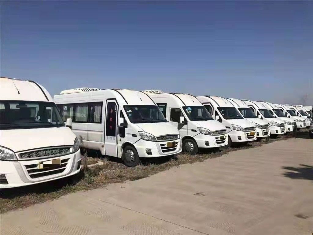 العلامة التجارية البيضاء Iveco حافلة صغيرة مستعملة وجديدة 15 مقعدًا 129Hp ديزل 2016-2017 سنة