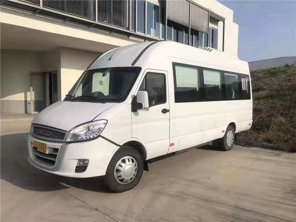 العلامة التجارية البيضاء Iveco حافلة صغيرة مستعملة وجديدة 15 مقعدًا 129Hp ديزل 2016-2017 سنة