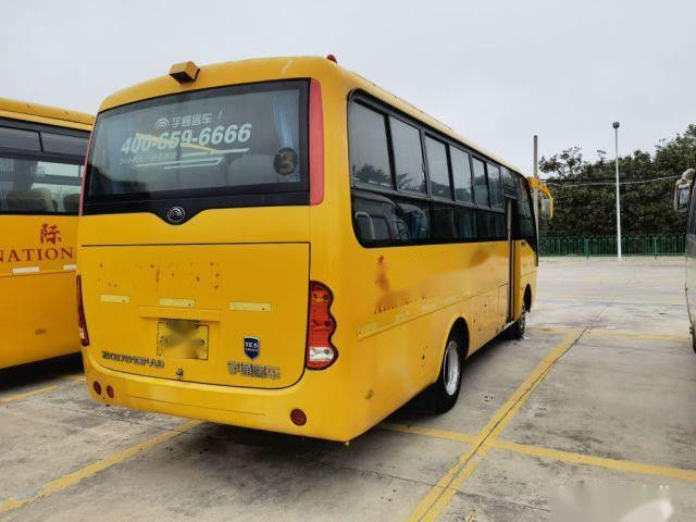 تستخدم Yutong Bus 29 مقعدًا للحافلة السياحية الهيكل الصلب محرك أمامي Euro III Left Steering