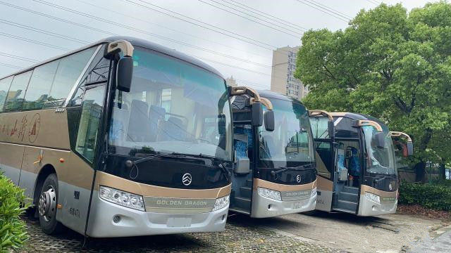 2015 سنة 47 مقاعد مدربين ركاب مستعملة ماركة Golden Dragon XML6103J38 موديل 232HP قوة توجيه اليد اليسرى
