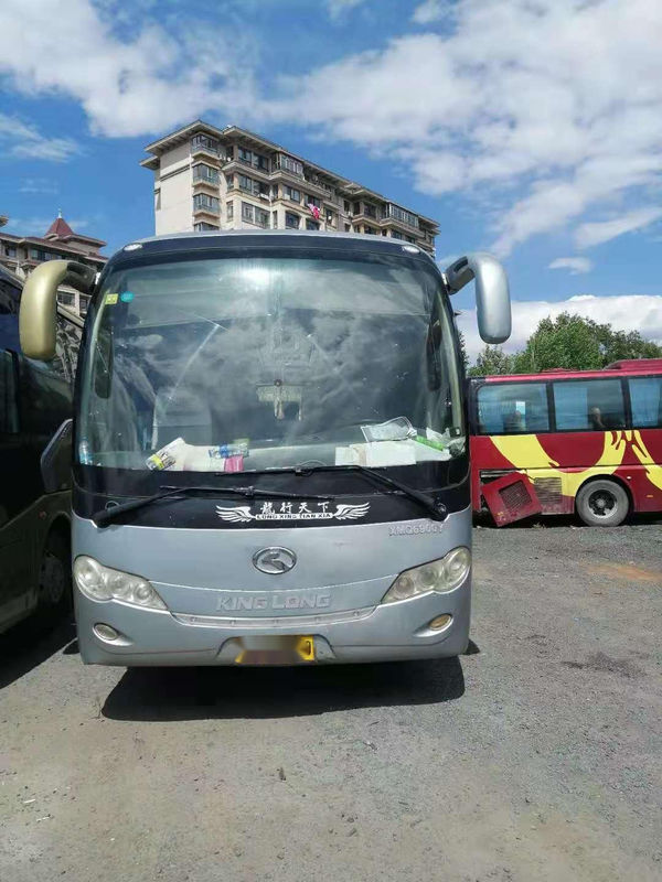 تستخدم Kinglong Bus XMQ6900 ذات الأبواب المزدوجة 39 مقعدًا ، وهيكل فولاذي مقود على بعد كيلومترات منخفضة