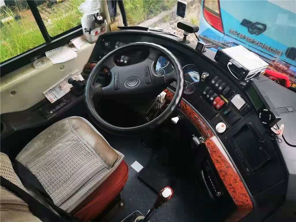 49 مقعدًا 2013 سنة حافلة مستعملة مستعملة Yutong Bus ZK6122HQ حافلة سياحية مستعملة مع مكيف هواء
