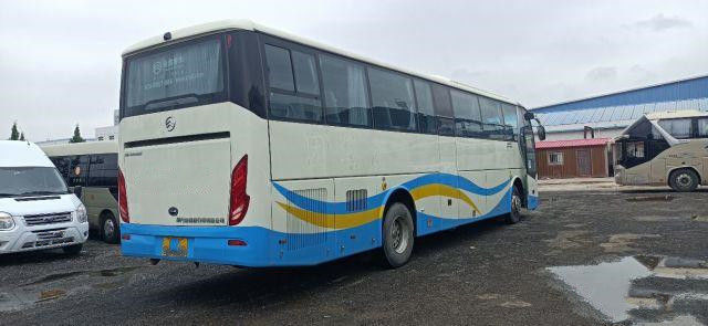 حافلة سياحية مستعملة لأفريقيا تستخدم Golden Dragon Bus Yuchai المحرك الخلفي 233kw 53seats Euro IV وسادة هوائية هيكل منخفض كيلومتر