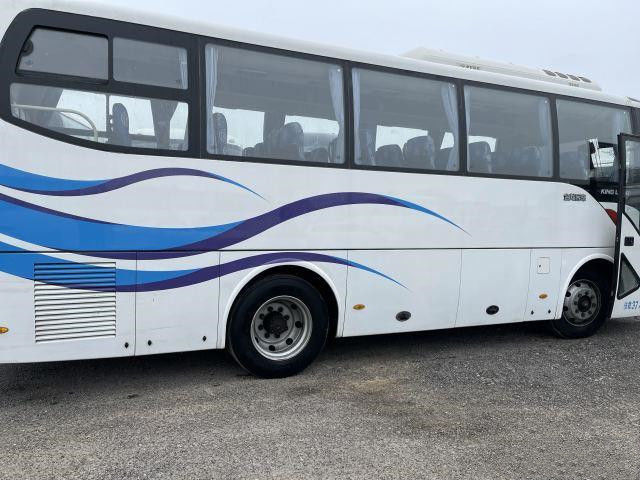 حافلة Kinglong مستعملة XMQ6859 37 مقعدًا من الصلب الهيكل أحادي الباب محرك خلفي يوشيا Euro III حافلة سياحية مستعملة