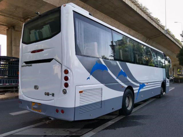 Faw Bus & Coach AC6107 حافلة سياحية مستعملة 46 مقعدًا CA6 محرك 162kw كيلومترات منخفضة جودة عالية