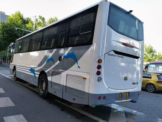 Faw Bus & Coach AC6107 حافلة سياحية مستعملة 46 مقعدًا CA6 محرك 162kw كيلومترات منخفضة جودة عالية