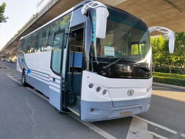 Faw Bus & Coach AC6107 حافلة سياحية مستعملة 46 مقعدًا CA6 محرك 162kw كيلومترات منخفضة جودة عالية