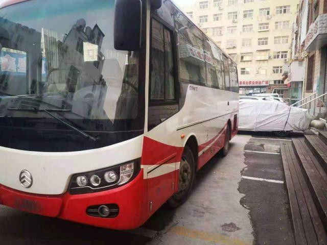 حافلة جولدن دراجون مستعملة XML6757 حافلة سياحية مستعملة 33 مقعدًا 2016 Yuchai محرك خلفي 127kw Euro IV حافلة سياحية عالية الجودة