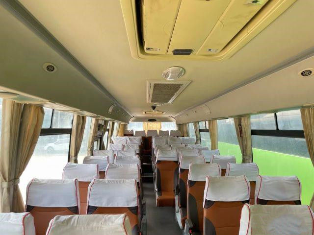 تستخدم Kinglong Bus XMQ6110 المحرك الخلفي للحافلة ذات الأبواب المزدوجة 50 مقعدًا وهيكل وسادة هوائية Euro IV