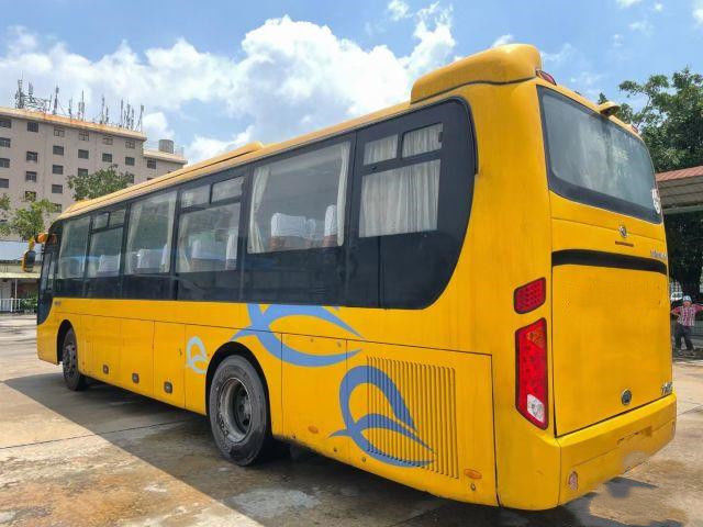 تستخدم Kinglong Bus XMQ6110 المحرك الخلفي للحافلة ذات الأبواب المزدوجة 50 مقعدًا وهيكل وسادة هوائية Euro IV