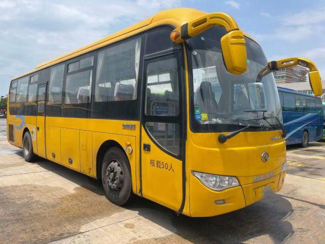 تستخدم Kinglong Bus XMQ6110 المحرك الخلفي للحافلة ذات الأبواب المزدوجة 50 مقعدًا وهيكل وسادة هوائية Euro IV