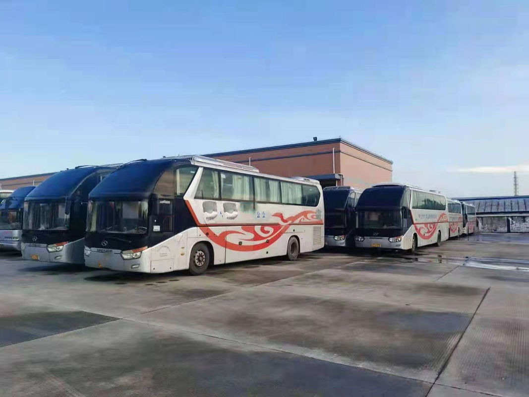 تستخدم Kinglong Bus 55 مقعدًا زجاجًا أماميًا مزدوجًا تستخدم حافلة سياحية منخفضة الكيلومتر هيكل وسادة هوائية