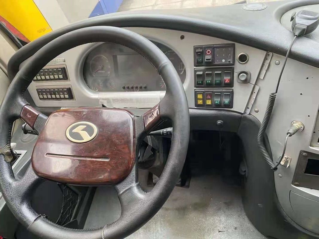 حافلة Kinglong مستعملة XMQ6900 حافلة سياحية مستعملة 39 مقعدًا Yuchai Engine 180kw Euro III Steel Chaسيه اليسار التوجيه