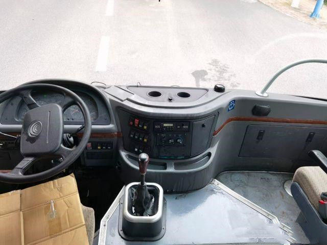 حافلة صغيرة Yutong ZK6752D Yuchai Front Engine Good Passenger Coach 30 مقعدًا 103kw