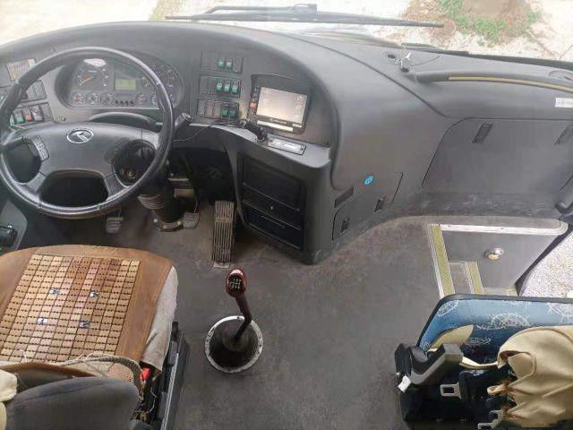 حافلة سياحية مستعملة XMQ6110 Kinglong Brand 55 Seats Yuchai Engine Double Doors