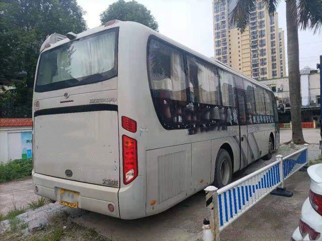 حافلة سياحية مستعملة XMQ6110 Kinglong Brand 55 Seats Yuchai Engine Double Doors