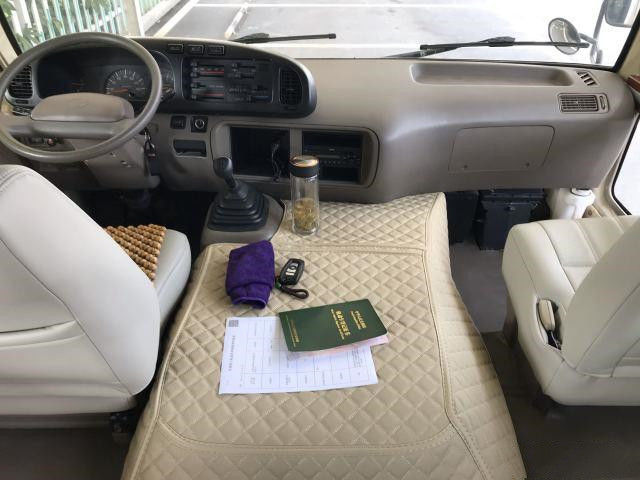 حافلة مستعملة كوستر بيضاء ذهبية للأسهم Negeria LHD Mini Bus Diesel Promition Price Toyota Coaster