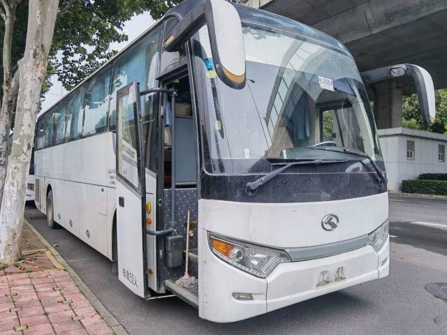 تستخدم Kinglong Bus Low Kilometer Used Coach Bus لأفريقيا 50 مقعدًا بباب واحد موديل XMQ6112