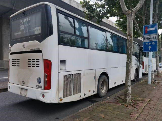 تستخدم Kinglong Bus Low Kilometer Used Coach Bus لأفريقيا 50 مقعدًا بباب واحد موديل XMQ6112