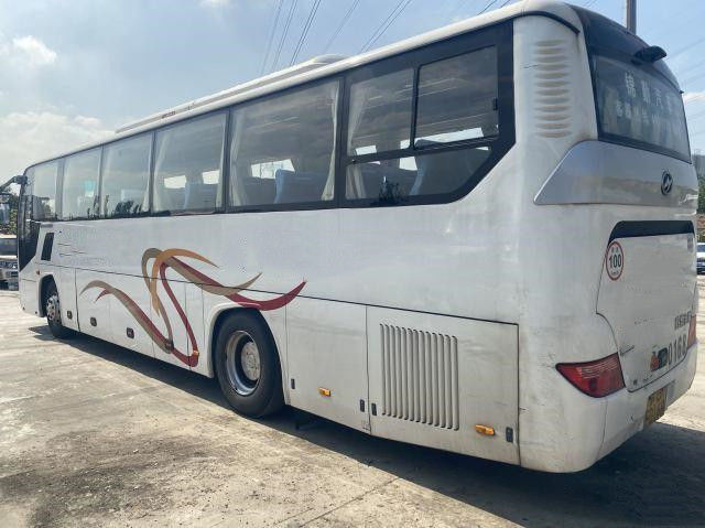 تستخدم الأبواب المزدوجة 47 مقعدًا ، تستخدم حافلات Higer Coach محرك LHD KLQ6115 Yuchai