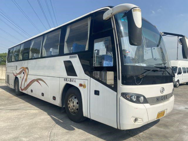 تستخدم الأبواب المزدوجة 47 مقعدًا ، تستخدم حافلات Higer Coach محرك LHD KLQ6115 Yuchai