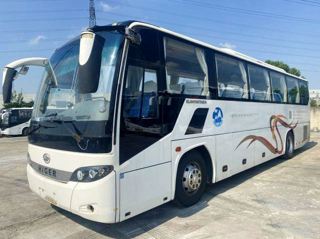 تستخدم الأبواب المزدوجة 47 مقعدًا ، تستخدم حافلات Higer Coach محرك LHD KLQ6115 Yuchai
