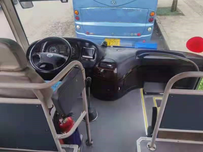 Higer Bus في تنزانيا KLQ6129 Yutong Long Used Coach Bus 65 Seats RHD Front Engine 2 + 3 Layout Toyota Coaster Bus