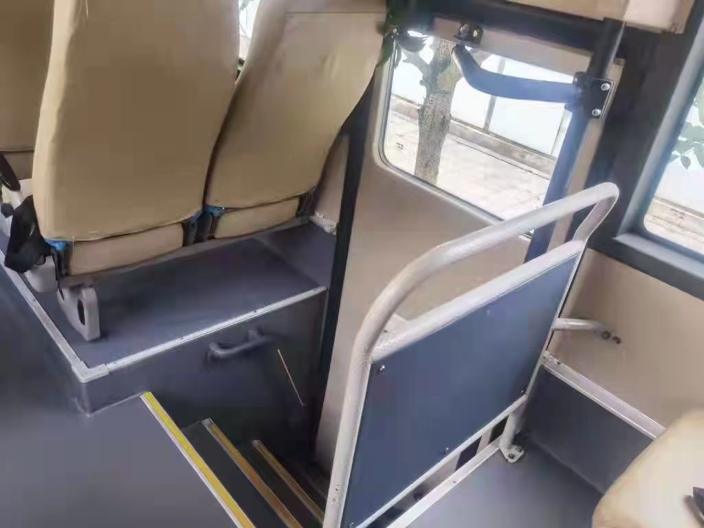 Higer Bus في تنزانيا KLQ6129 Yutong Long Used Coach Bus 65 Seats RHD Front Engine 2 + 3 Layout Toyota Coaster Bus