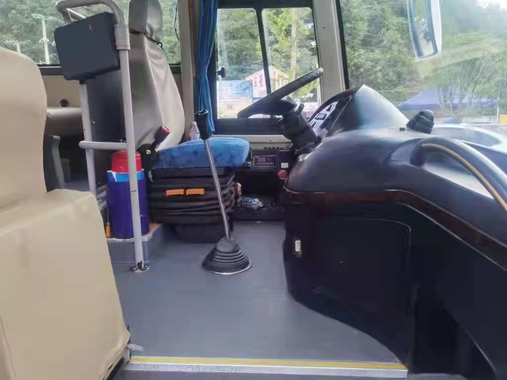 Higer Bus في تنزانيا KLQ6129 Yutong Long Used Coach Bus 65 Seats RHD Front Engine 2 + 3 Layout Toyota Coaster Bus
