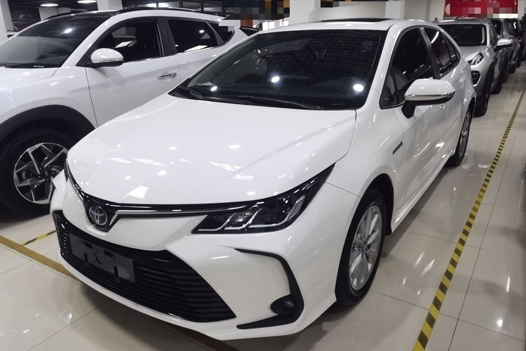 سيارة كورولا الكهربائية مستعملة مع كورولا 2021 1.2T S-CVT Pioneer 5 مقاعد لون أبيض